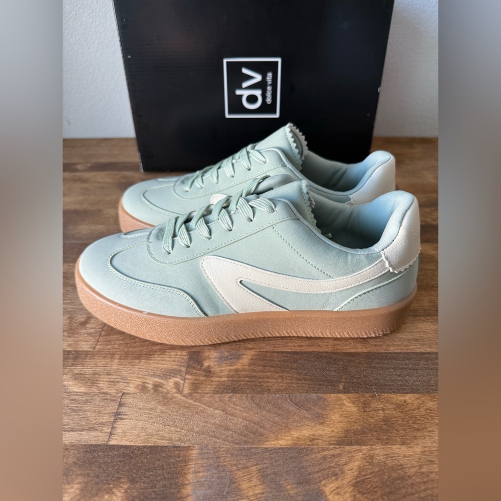 Dolce Vita Russo Sneakers Women’s Size 8 – Sage Green with Gum Sole, New in Box
